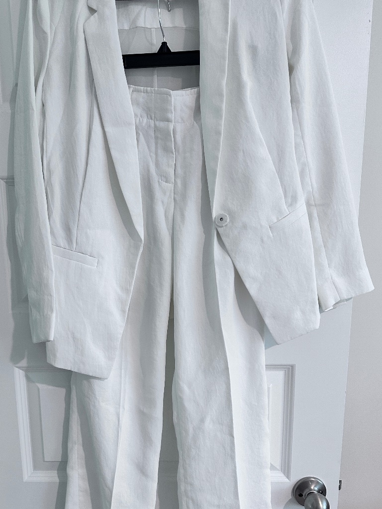 Dkny Linen-Silk Like White Suit With Sheer Back And Taper Leg Size 2